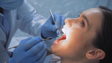 医生在牙科诊所与病人共事时使用牙科器械